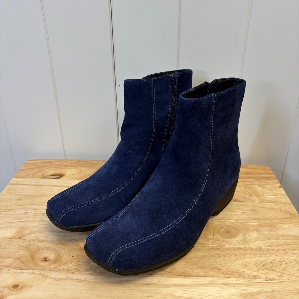 Clarks Ashlyn Y2K Quiet Luxury Suede Ankle Boots Womens Size 10M Old Money Chic